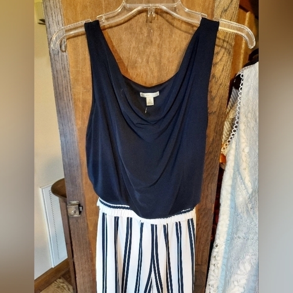 Est 1946 jumper small black stripes on bottom ties in back - Picture 5 of 11